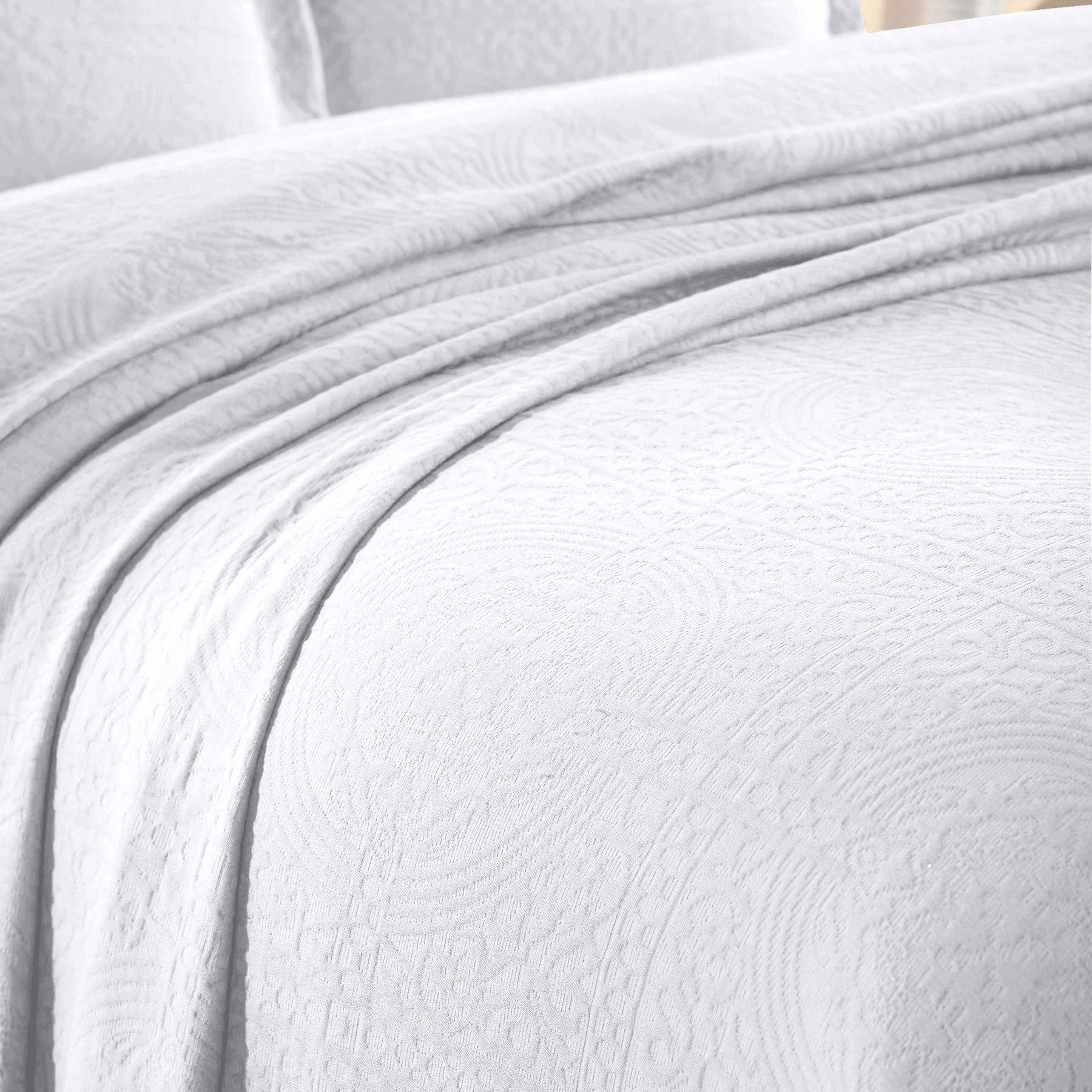 Fluer De Lis Jacquard Matelassé Cotton Medallion Bedspread Set - White