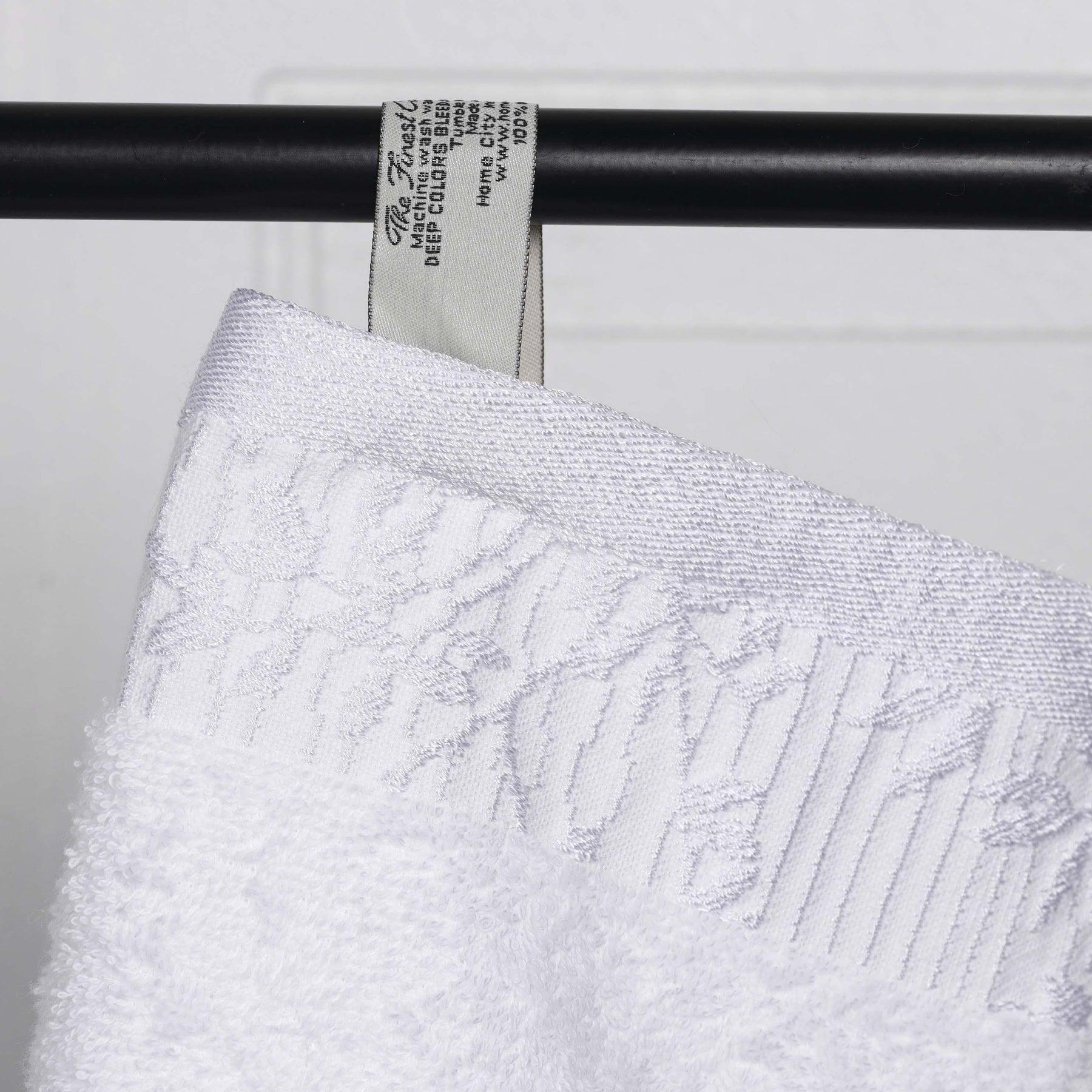 Superior Wisteria Cotton Floral Jacquard Border Hand Towels (Set of 4)