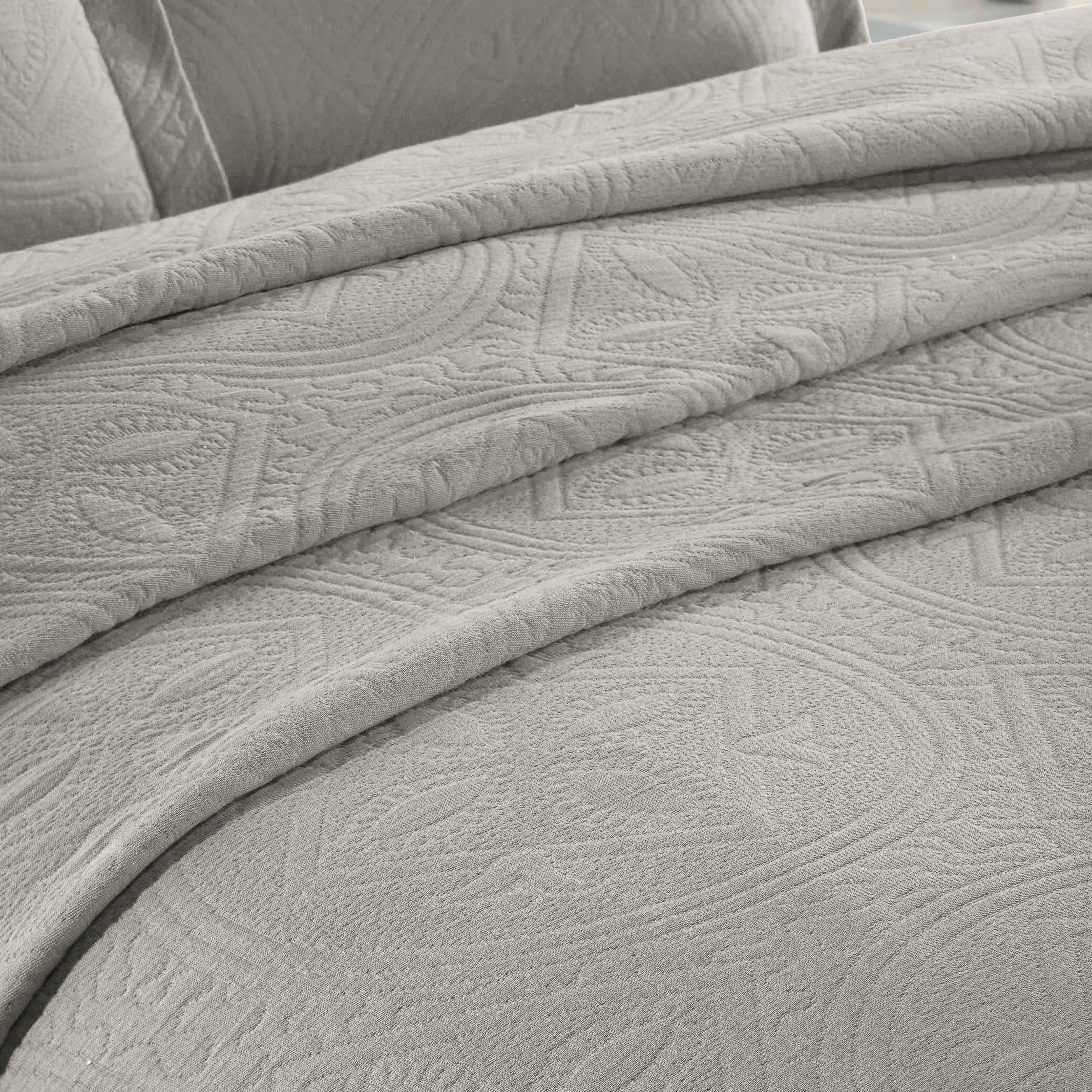 Lightweight Cotton Bedspread Sets 3-Piece Celtic Circle Jacquard Matelassé - Bedspread by Superior Brand