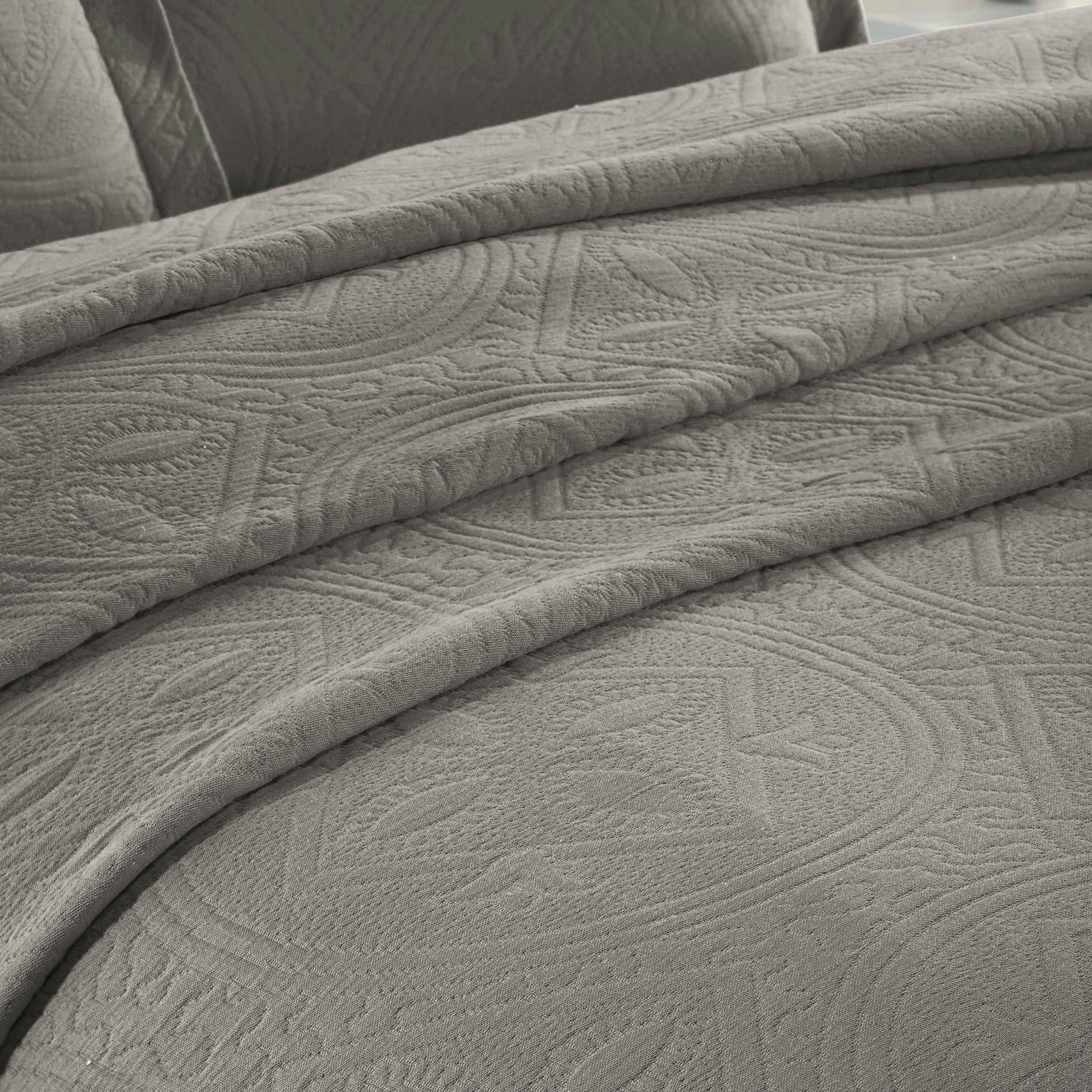 Lightweight Cotton Bedspread Sets 3-Piece Celtic Circle Jacquard Matelassé - Bedspread by Superior Brand