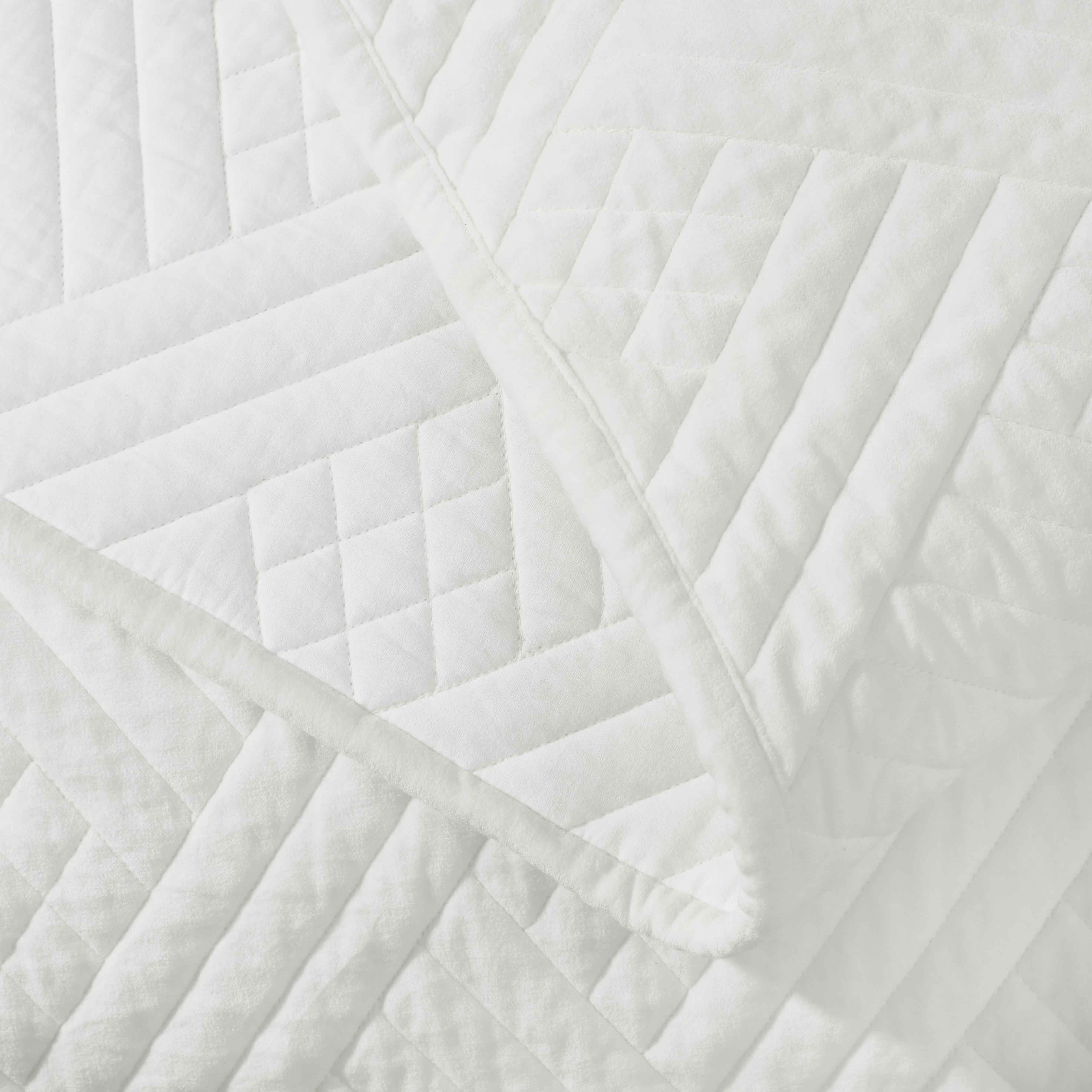 Karina Cotton Velvet Lightweight Geometric Quilt and Pillow Sham Set - Quilt Set by Superior Brand