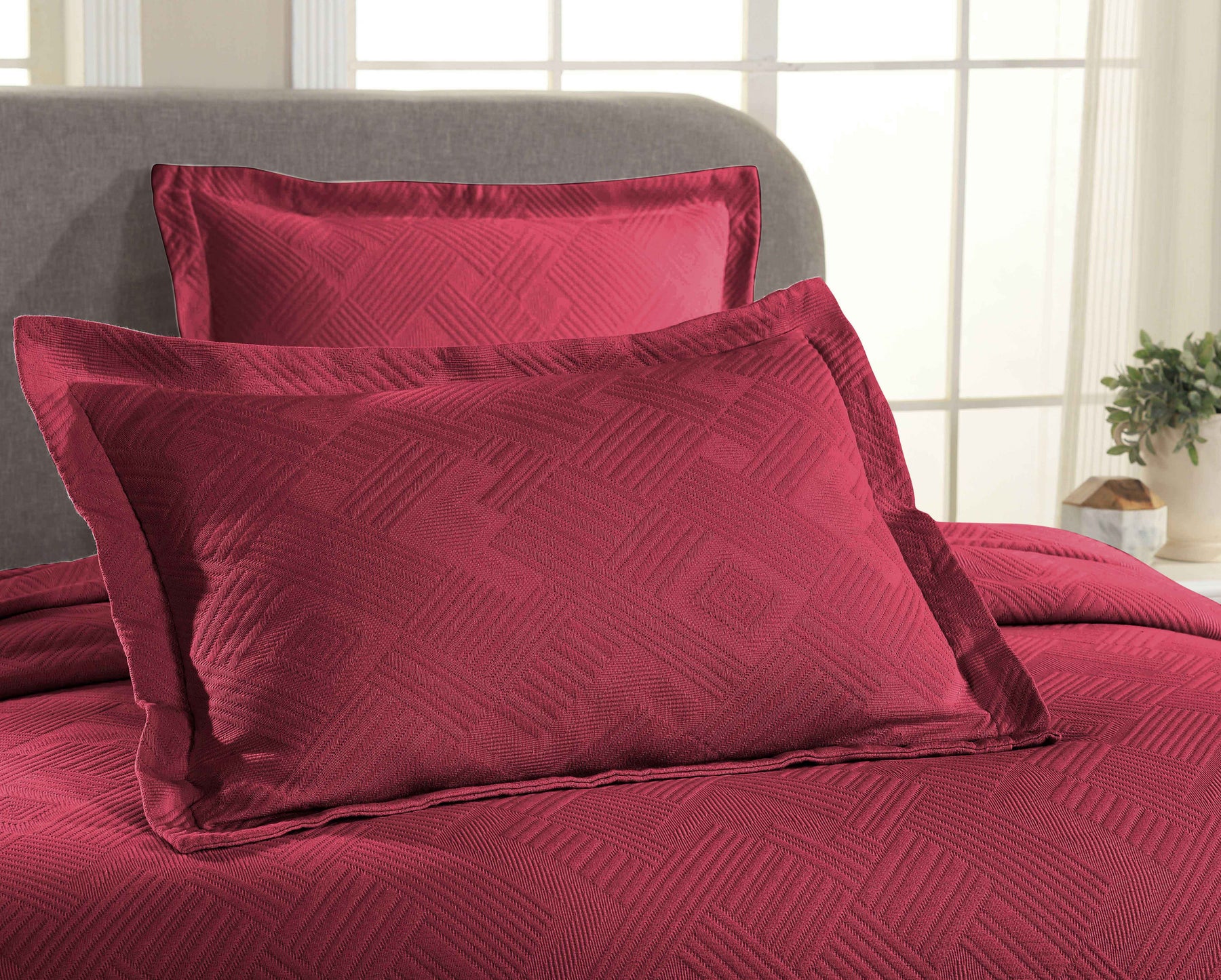 Cotton Jacquard Matelassé Scalloped Geometric Fret Bedspread Set - Burgundy