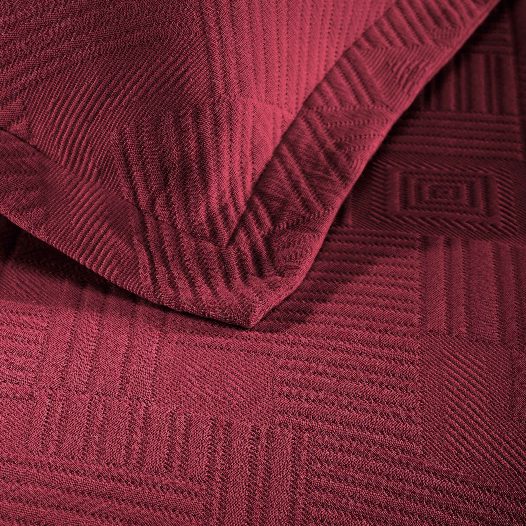 Cotton Jacquard Matelassé Scalloped Geometric Fret Bedspread Set - Burgundy