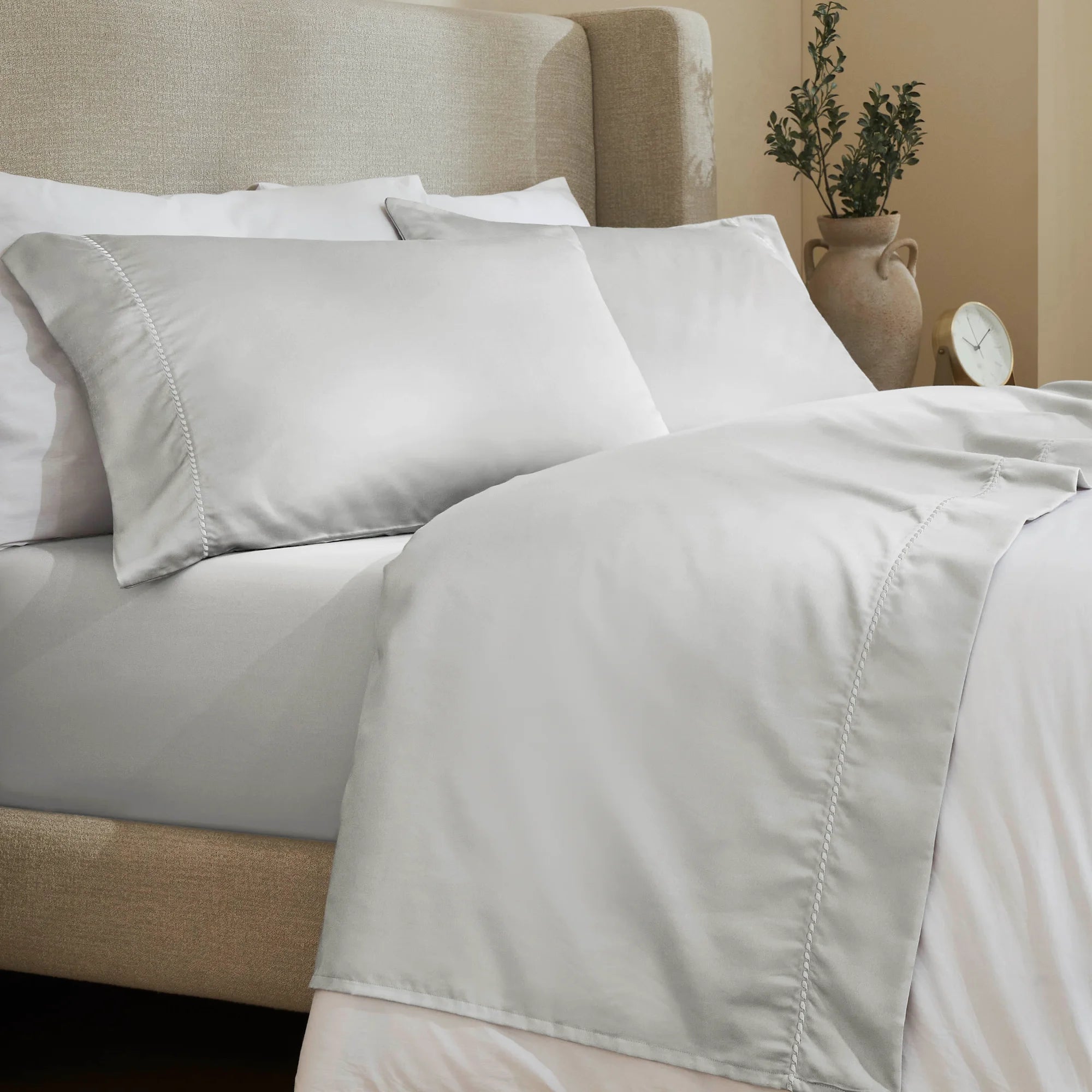600 Thread Count Cotton Blend Bed Sheet Set - Imperia Embroidered Hem