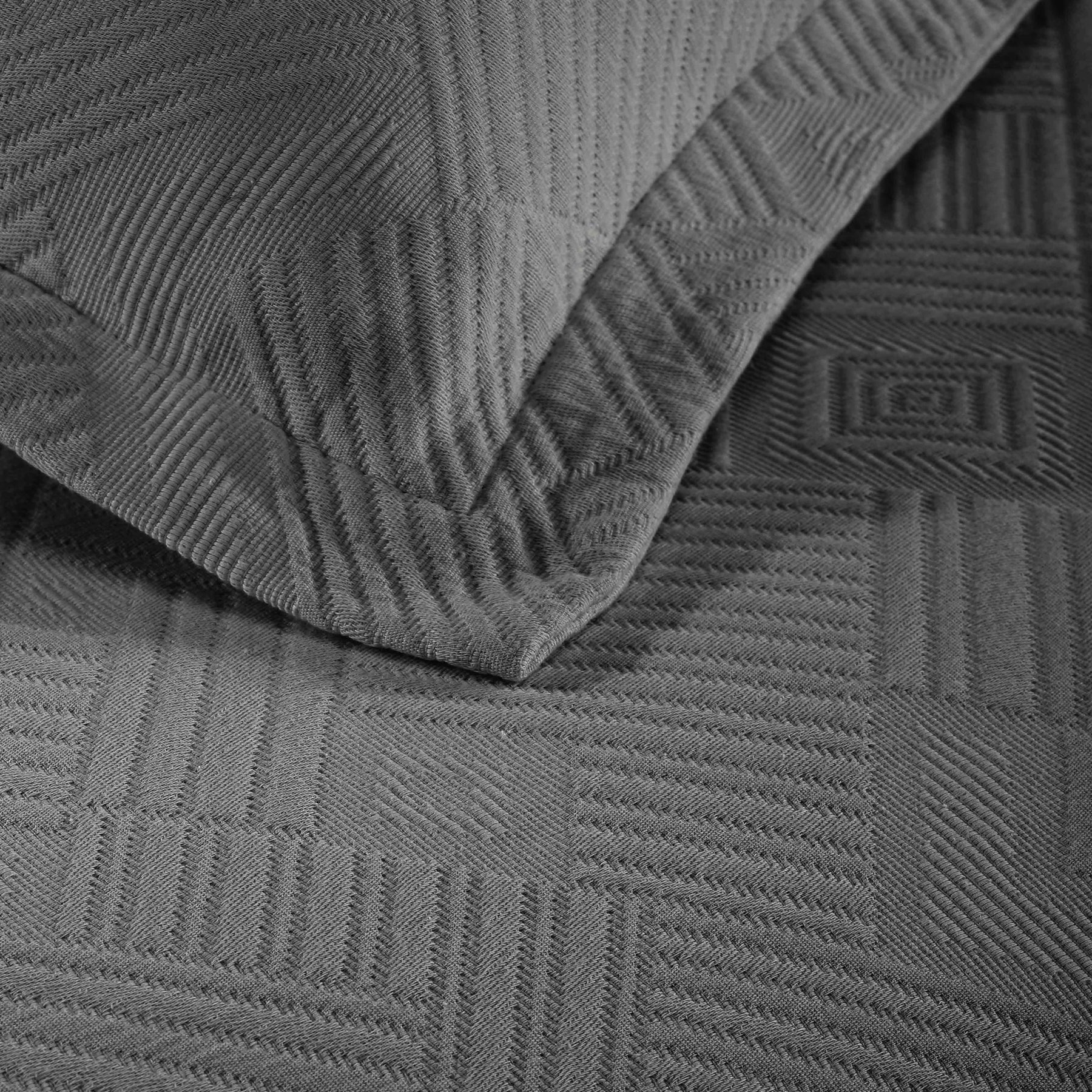 Cotton Jacquard Matelassé Scalloped Geometric Fret Bedspread Set - Charcoal