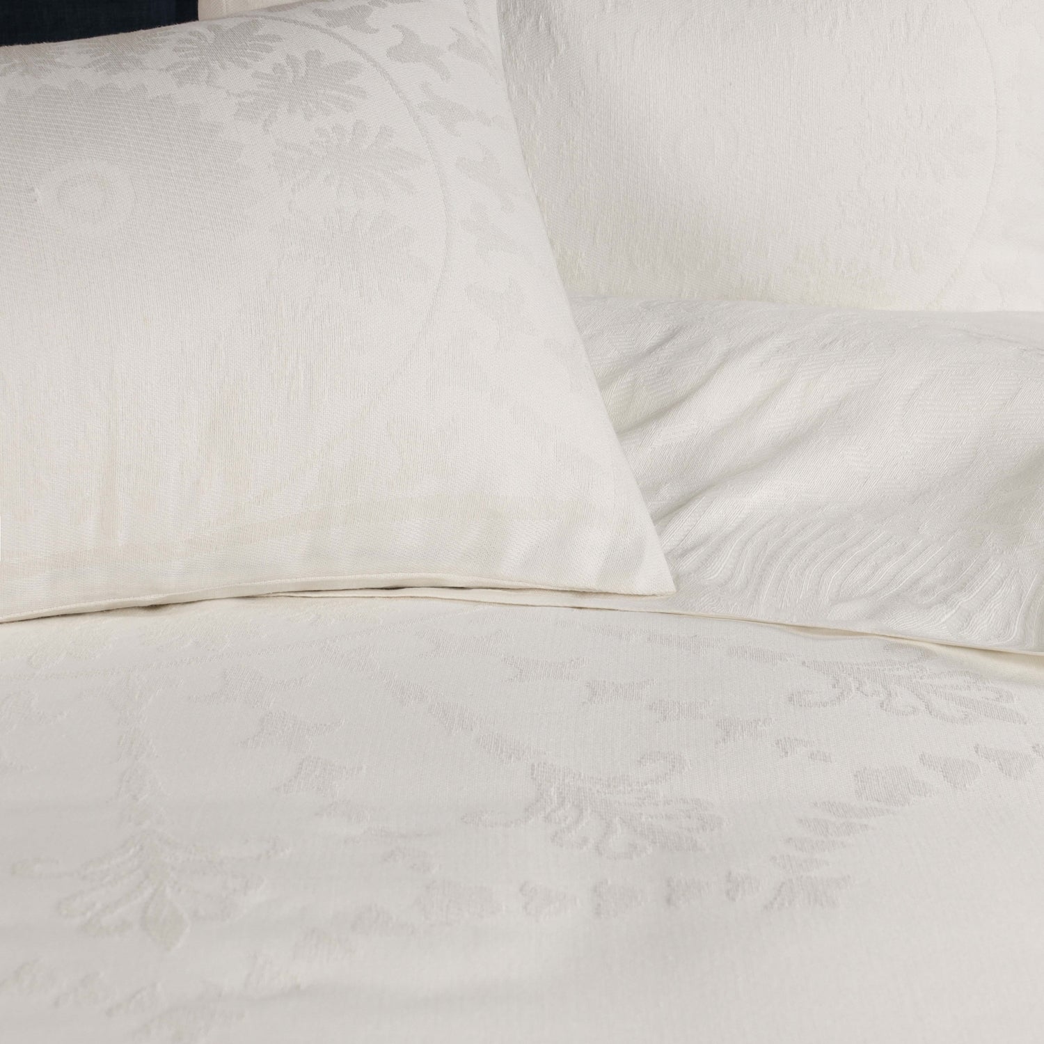 Superior Kymbal Cotton Blend Woven Traditional Medallion Lightweight Jacquard Bedspread and Sham Set - Off White