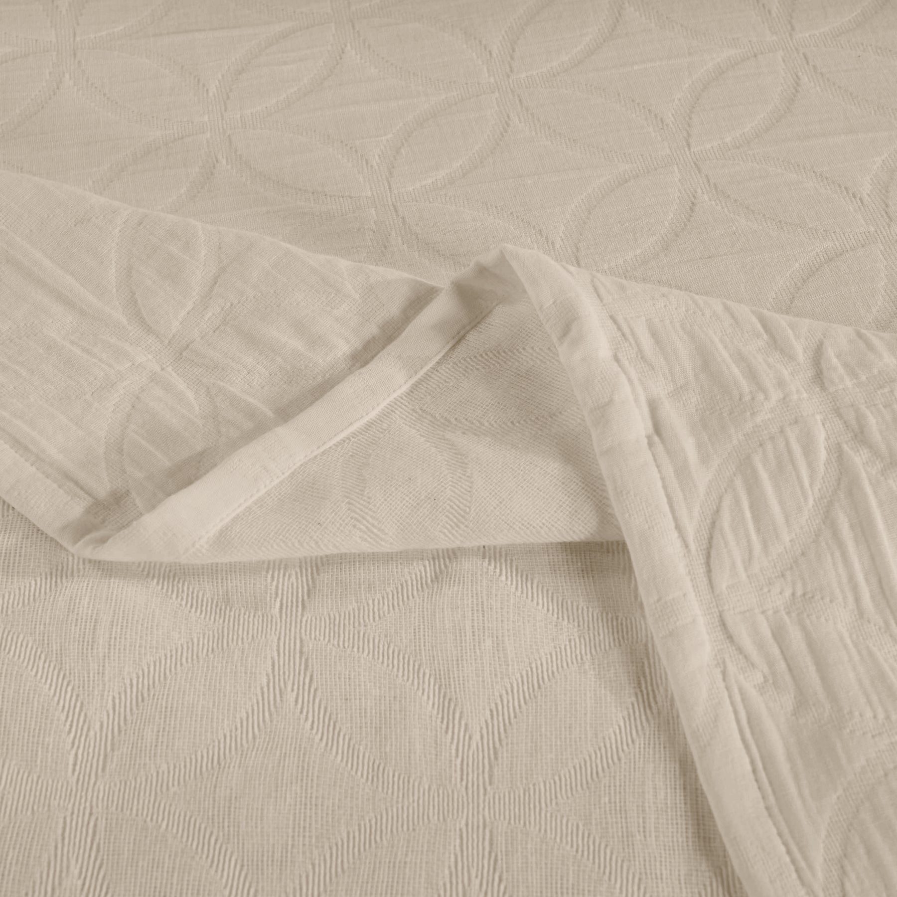 Serenity Cotton Matelasse Weave Jacquard Celtic Circle Bedspread Set - Ivory
