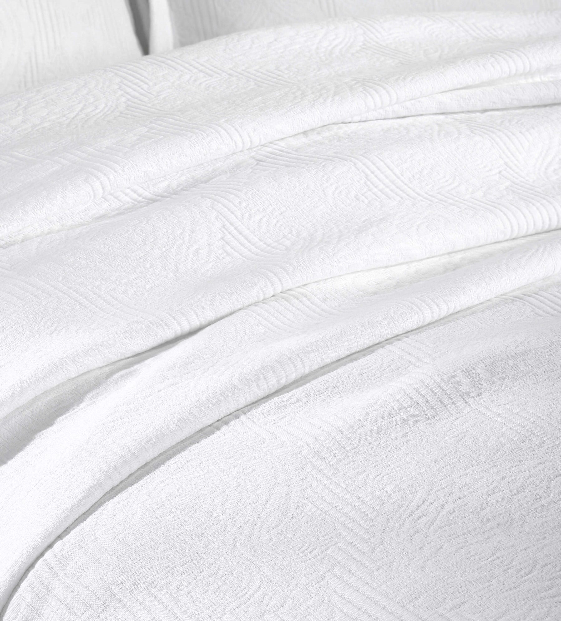 Victory Cotton Matelasse Weave Jacquard Scroll Medallion Bedspread Set - White