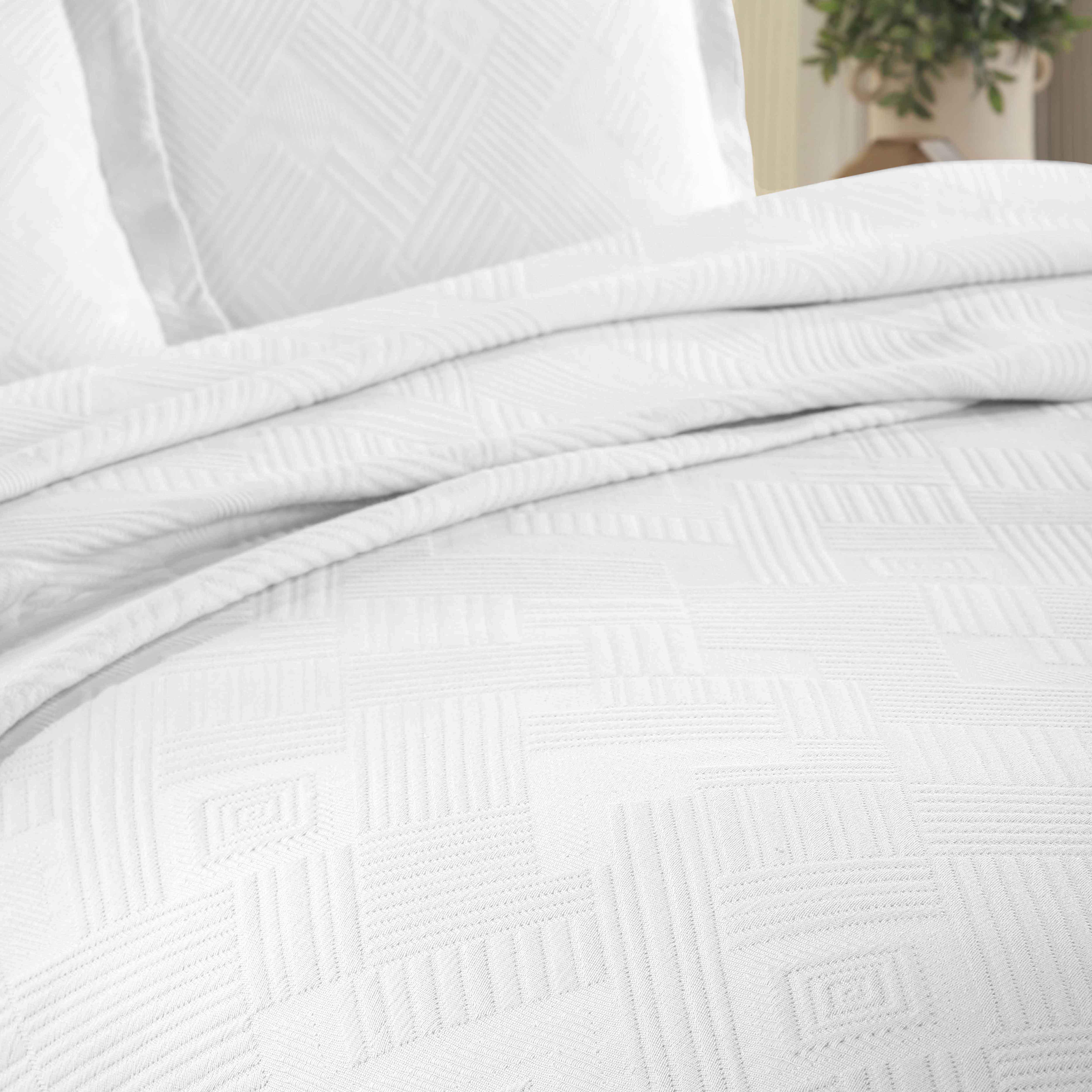 Cotton Jacquard Matelassé Scalloped Geometric Fret Bedspread Set - Bedspread by Superior Brand