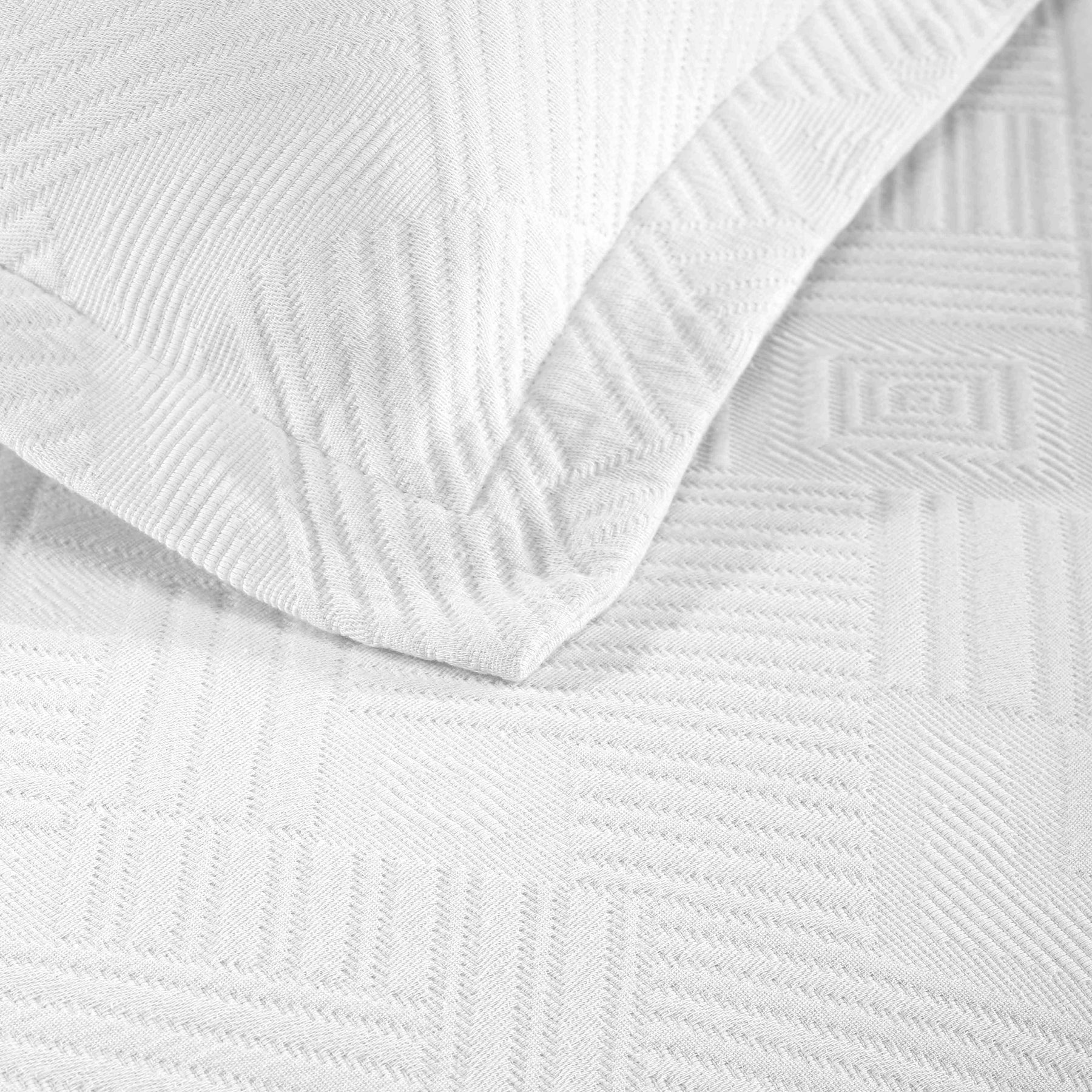 Cotton Jacquard Matelassé Scalloped Geometric Fret Bedspread Set - White