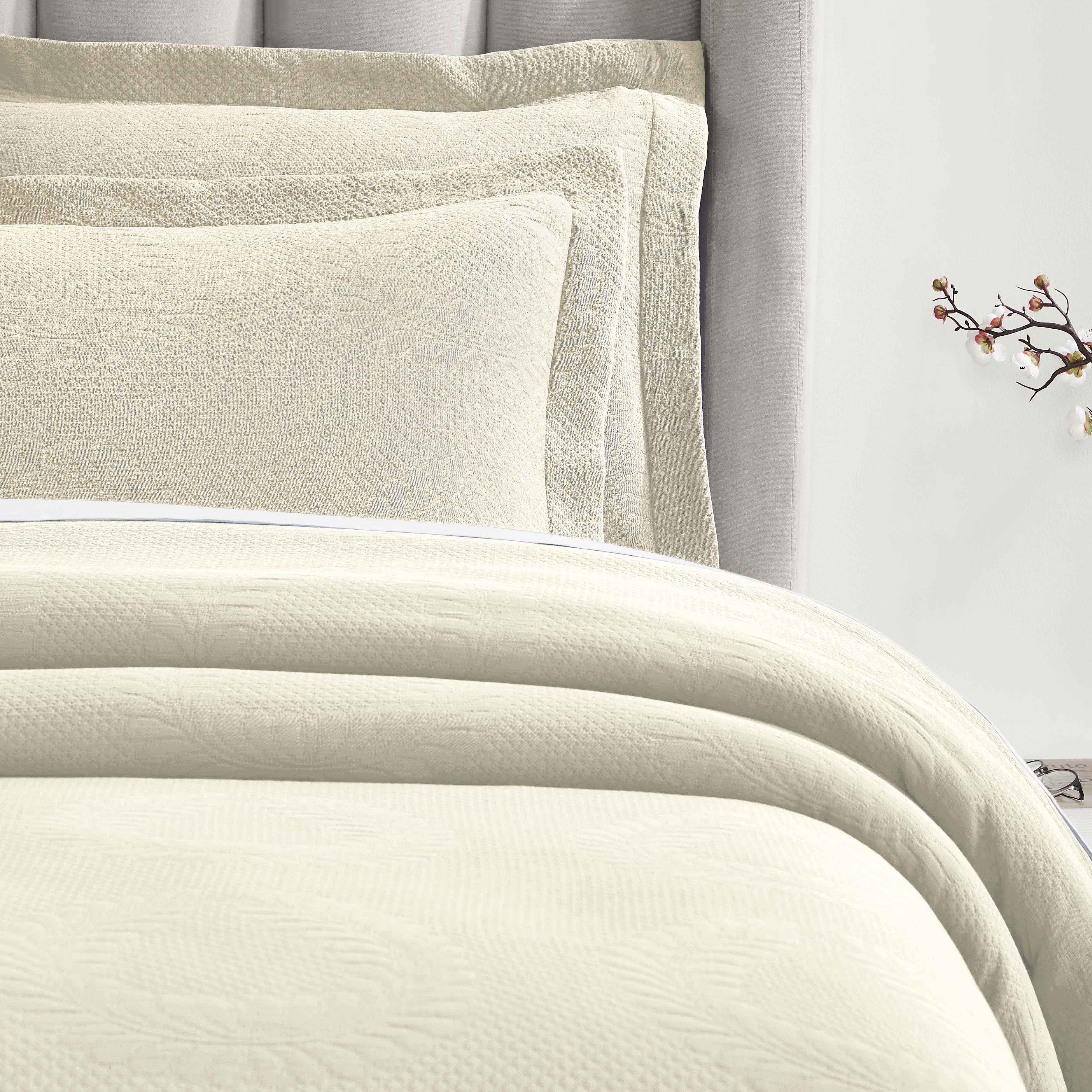 Peploi Medium Weight Jacquard Matelasse Floral Wreath Bedspread Set - Bedspread by Superior