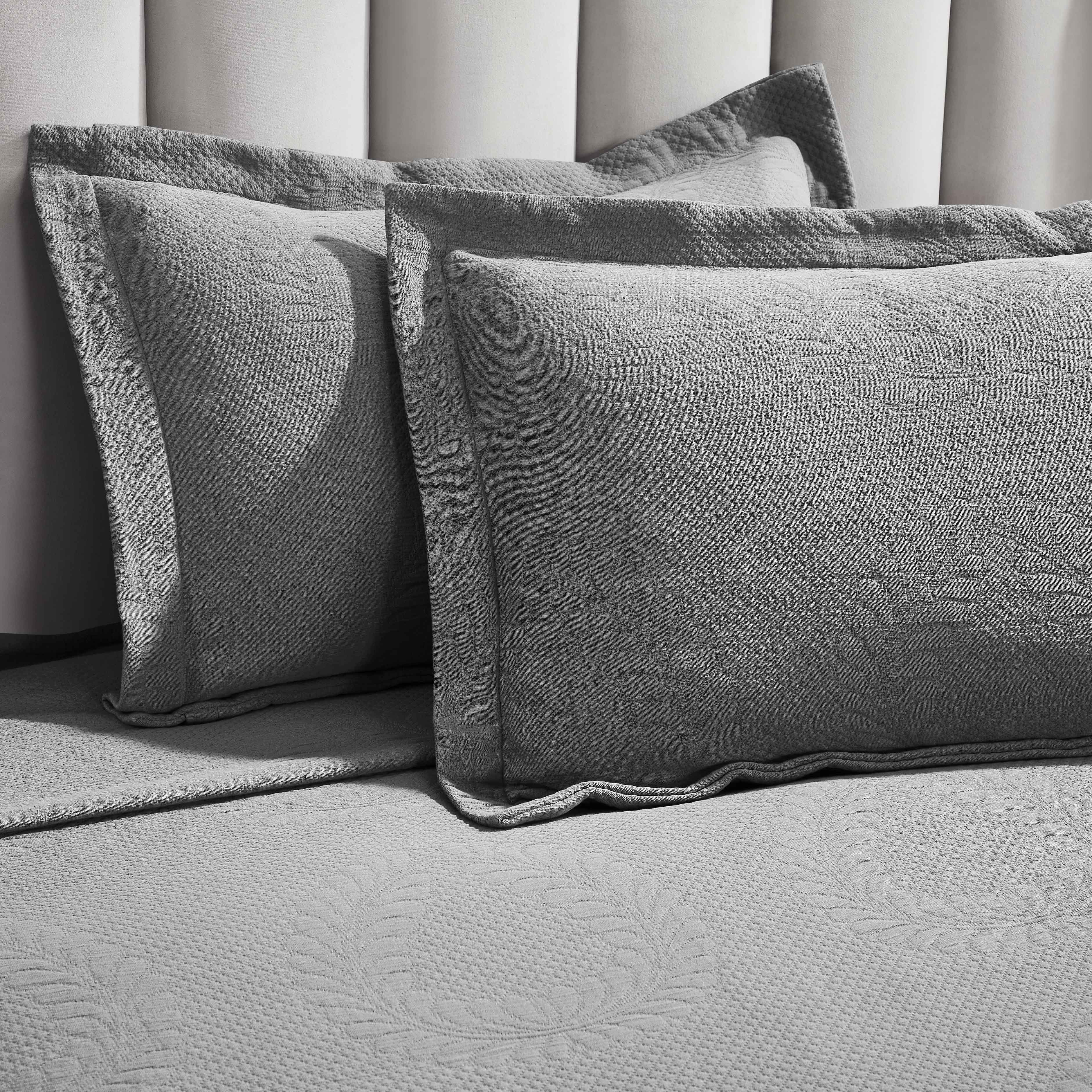 Peploi Medium Weight Jacquard Matelasse Floral Wreath Bedspread Set - Bedspread by Superior
