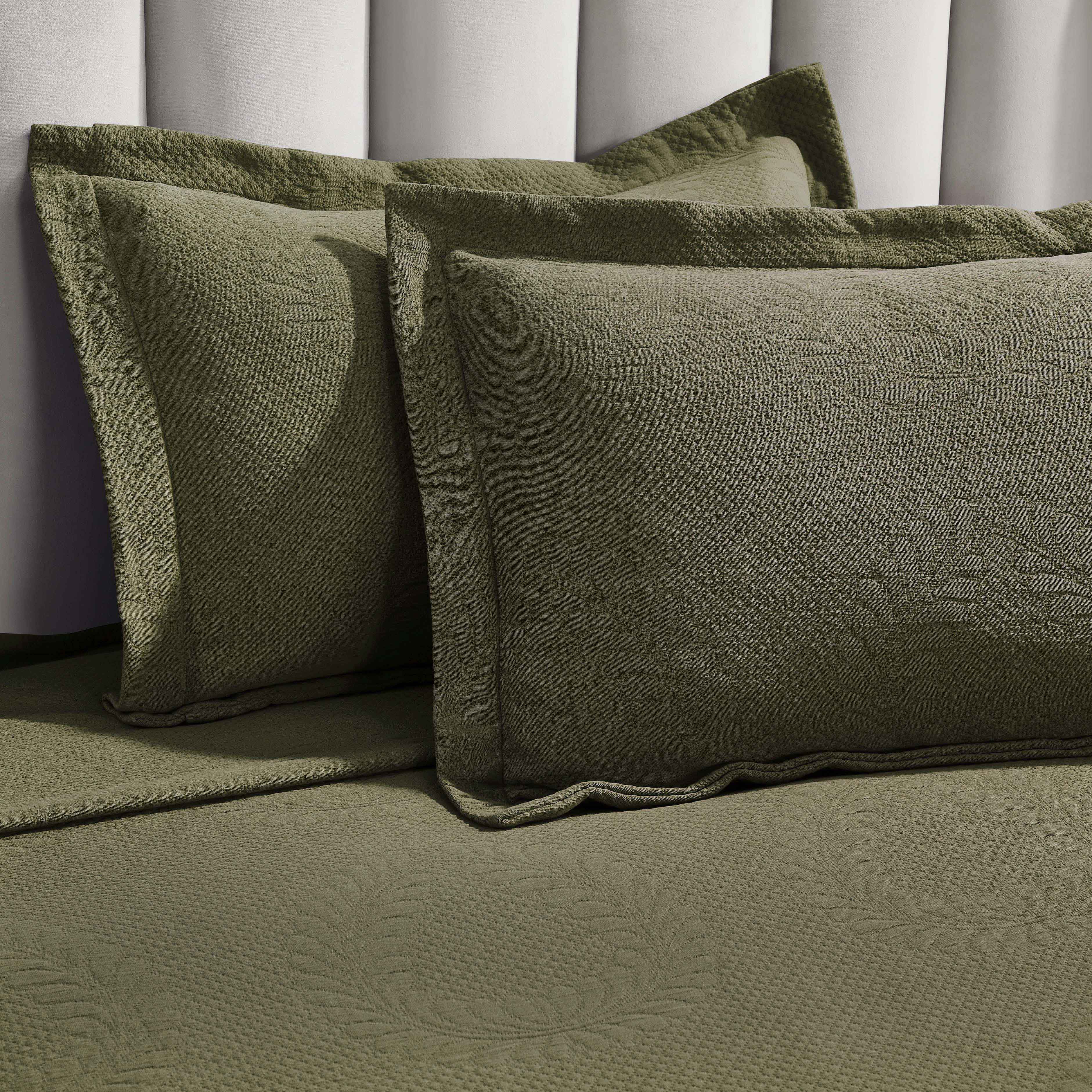 Peploi Medium Weight Jacquard Matelasse Floral Wreath Bedspread Set - Bedspread by Superior