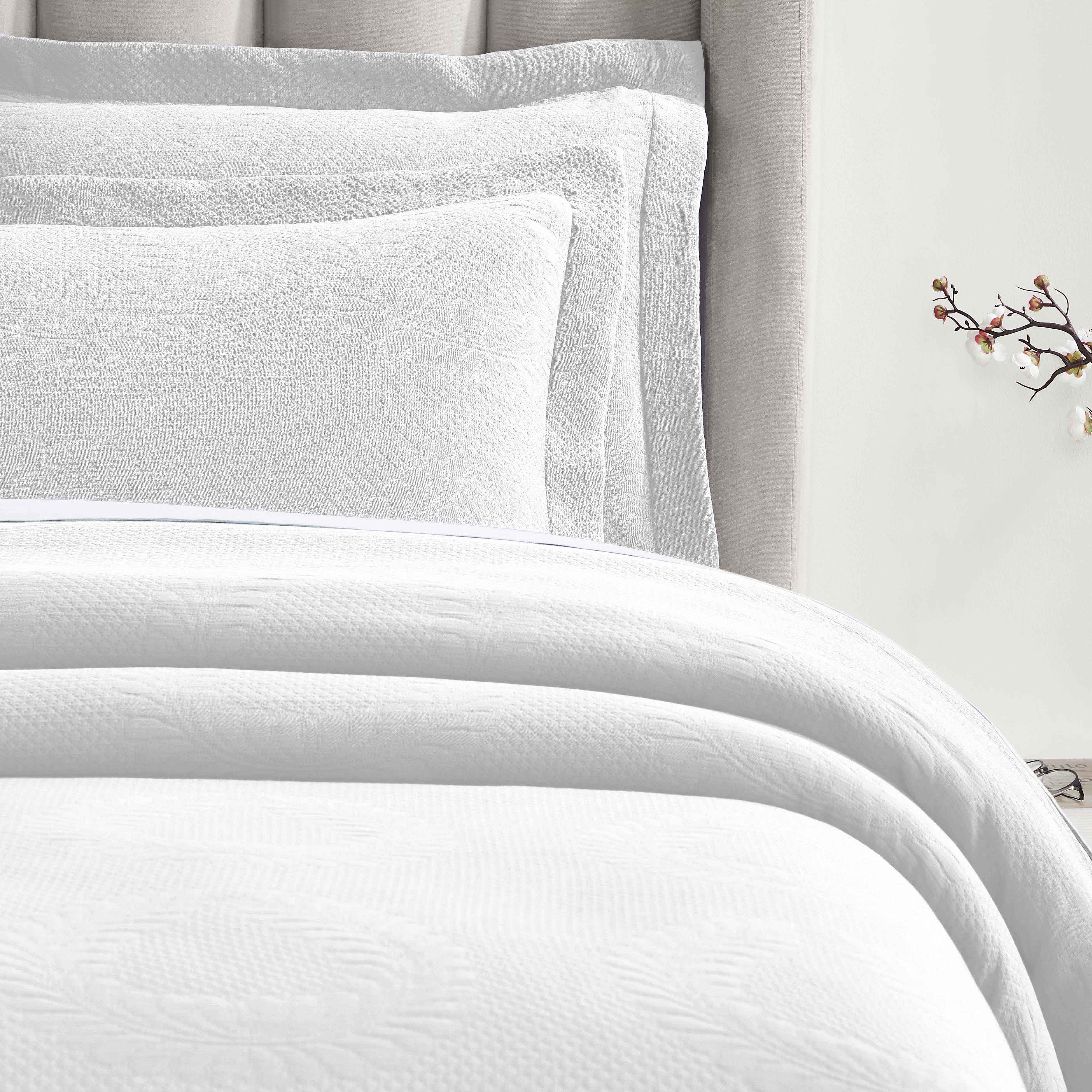 Peploi Medium Weight Jacquard Matelasse Floral Wreath Bedspread Set - Bedspread by Superior