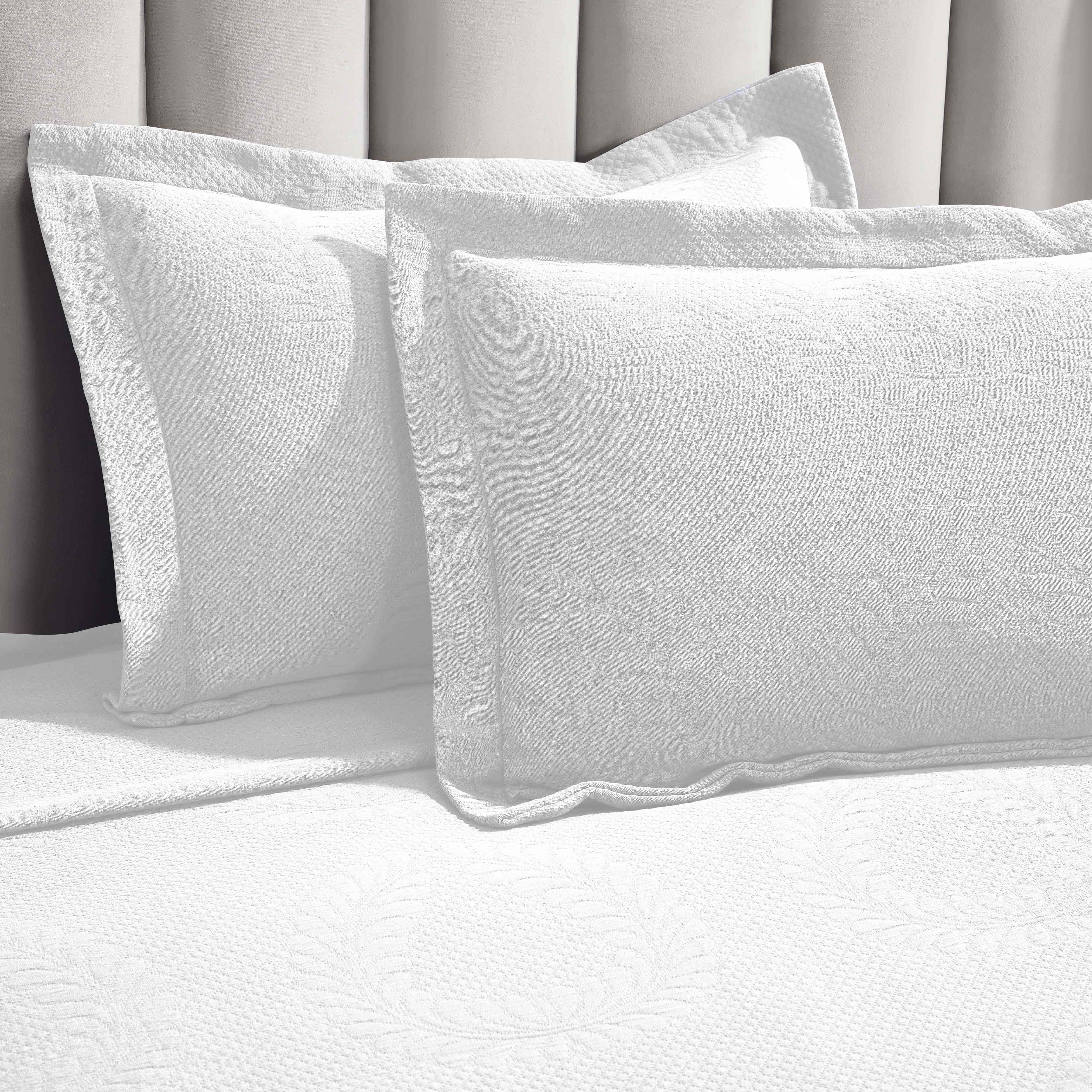 Peploi Medium Weight Jacquard Matelasse Floral Wreath Bedspread Set - Bedspread by Superior