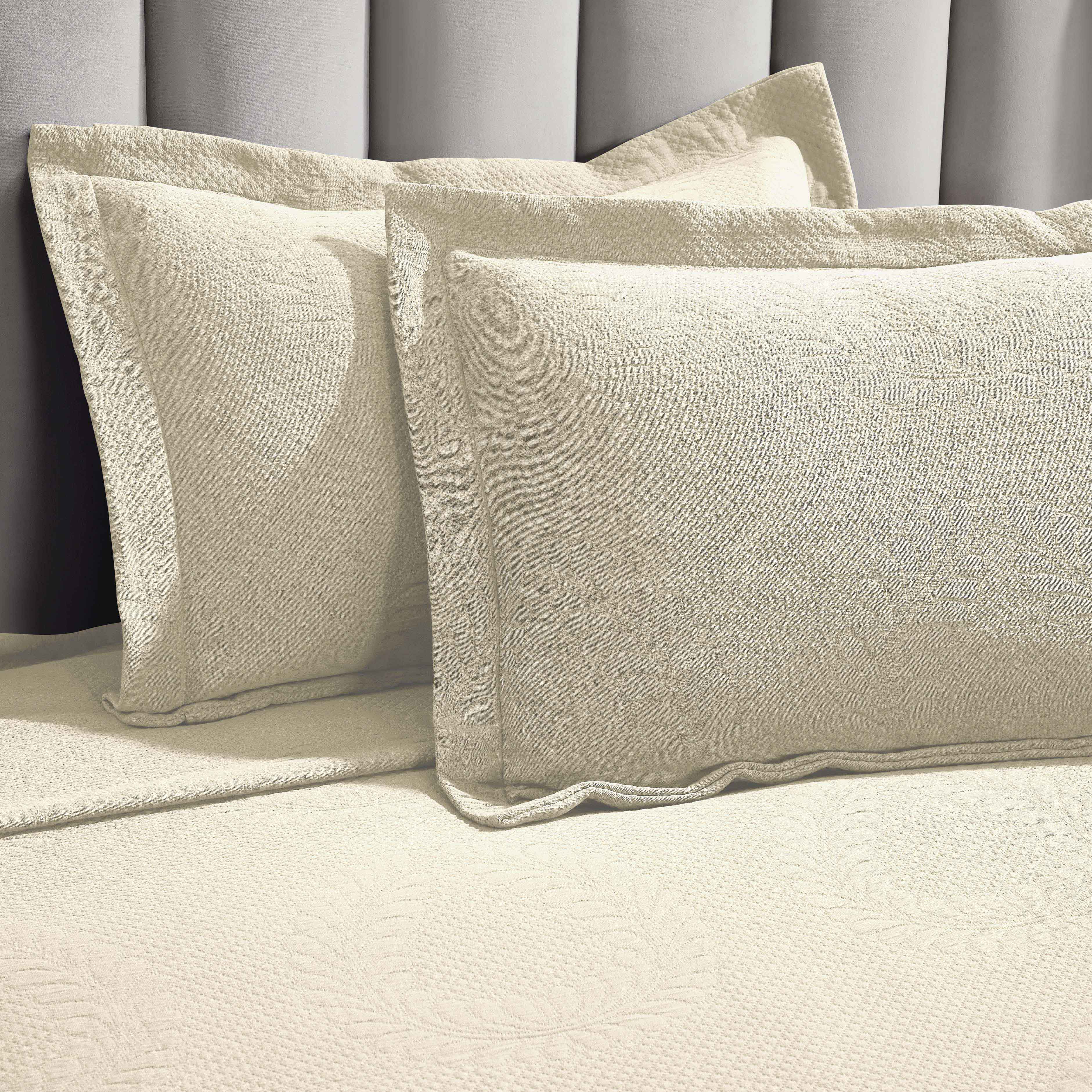 Peploi Medium Weight Jacquard Matelasse Floral Wreath Bedspread Set - Bedspread by Superior